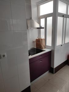 una pequeña cocina con fregadero y ventana en Precioso piso en Puerto Real, perfecta ubicación., en Puerto Real