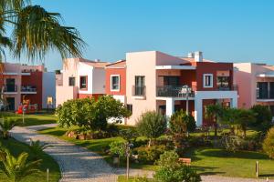 uma vista para uma villa com um resort em Vitor's Village em Ferragudo