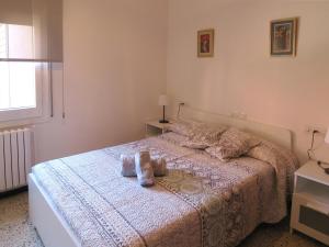 ein Teddybär auf einem Bett in einem Schlafzimmer in der Unterkunft Ca La Rosita in Sant Jaume de Llierca