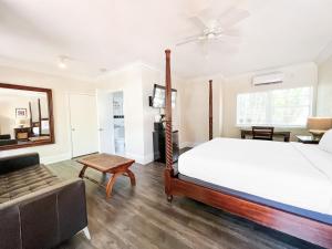 a bedroom with a bed and a couch at La Casa Hotel in Fort Lauderdale