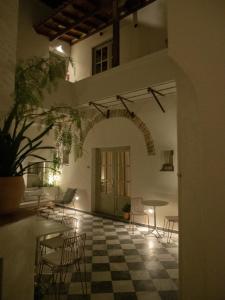 enδόtera chios apartments في خيوس: غرفة مع كراسي وطاولات في مبنى