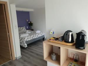 Postel nebo postele na pokoji v ubytování Logis Hotel- Restaurant La Haie Des Vignes Séminaires et Evènementiel