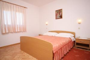 Łóżko lub łóżka w pokoju w obiekcie Apartments by the sea Vlasici, Pag - 6523