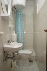 łazienka z toaletą i umywalką w obiekcie Apartments by the sea Vlasici, Pag - 6523 w mieście Povljana +33 zdjęcia