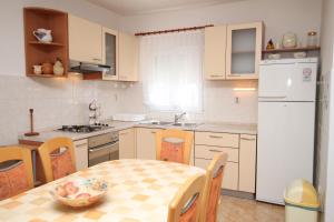 Kuchnia lub aneks kuchenny w obiekcie Apartments by the sea Vlasici, Pag - 6523