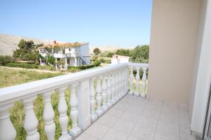 Balkon lub taras w obiekcie Apartments by the sea Vlasici, Pag - 6523