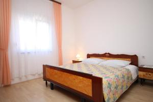Łóżko lub łóżka w pokoju w obiekcie Apartments by the sea Vlasici, Pag - 6523