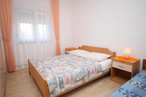 Łóżko lub łóżka w pokoju w obiekcie Apartments by the sea Vlasici, Pag - 6523