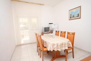 Telewizja i/lub zestaw kina domowego w obiekcie Apartments by the sea Vlasici, Pag - 6523