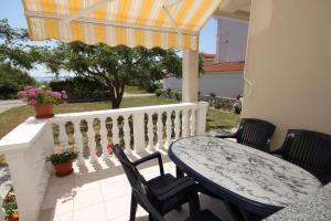 Balkon lub taras w obiekcie Apartments by the sea Vlasici, Pag - 6523
