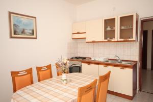 Kuchnia lub aneks kuchenny w obiekcie Apartments by the sea Vlasici, Pag - 6523