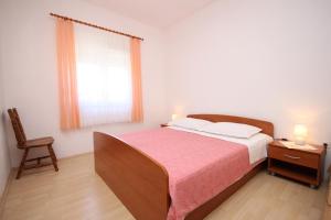 Łóżko lub łóżka w pokoju w obiekcie Apartments by the sea Vlasici, Pag - 6523