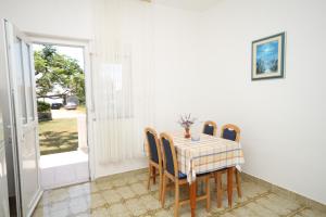 Zdjęcie z galerii obiektu Apartments by the sea Vlasici, Pag - 6523 w mieście Povljana