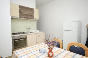 Kuchnia lub aneks kuchenny w obiekcie Apartments by the sea Vlasici, Pag - 6523