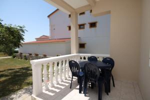 Balkon lub taras w obiekcie Apartments by the sea Vlasici, Pag - 6523