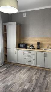 Η κουζίνα ή μικρή κουζίνα στο Апартаменты гостиничного типа в центре города в ЖК «Арман»