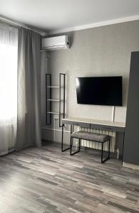 Μια τηλεόραση ή/και κέντρο ψυχαγωγίας στο Апартаменты гостиничного типа в центре города в ЖК «Арман» +10 φωτογραφίες