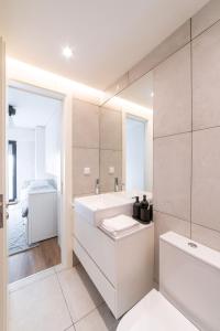 La salle de bains est pourvue d'un lavabo, de toilettes et d'une baignoire. dans l'établissement Lusíadas 53 2ºD - Beautiful two-bedroom apartment, à Lisbonne