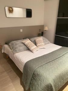 una camera da letto con un letto e una TV a parete di Hôtel Restaurant de Londres a Saint-Just-en-Chevalet Altre 8 foto