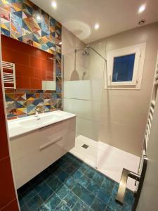 a bathroom with a sink and a shower at Maison charmante à Auriol avec piscine privée in Auriol