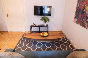 uma sala de estar com uma mesa com fruta em Super Comfort Apartment With 3 Rooms Next To Opera em Budapeste