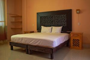 a bedroom with a bed with a black headboard at OYO Hotel Trigos De Oro,San Luis Teolocholco Park in San Luis Teolocholco