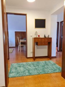 ein Wohnzimmer mit einem Tisch und einem TV in der Unterkunft Alojamento 3 vistas in Sintra