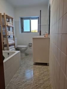 łazienka z toaletą, umywalką i wanną w obiekcie Alojamento 3 vistas w mieście Sintra