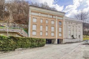 un gran edificio de ladrillo frente a una calle en Studio cabine 4 personnes - Résidence Les Artigalas en Barèges