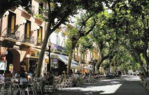 eine Straße mit Tischen, Stühlen und Stühlen in der Unterkunft La Posada del Centro in Denia