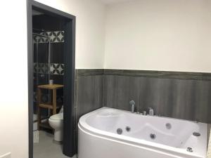 Ένα μπάνιο στο Elegante apartamento con vistas al volcán Tungurahua +28 φωτογραφίες