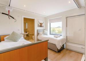 Säng eller sängar i ett rum på Fawn Cottage disabled adapted 3 bed cottage