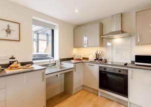 eine Küche mit weißen Schränken und einem schwarzen Geschirrspüler in der Unterkunft Fully Accessible-Disabled Adapted-Hot Tub-Pets in Coughton + 4 Fotos