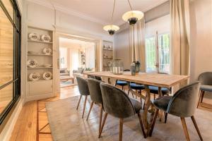 a dining room with a wooden table and chairs at Espectacular piso de lujo 360 m2 en Madrid, excelente ubicación, muy cerca del Palacio Real in Madrid