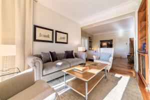 a living room with a couch and a table at Wishome-Piso lujoso Madrid centro, Palacio Real in Madrid