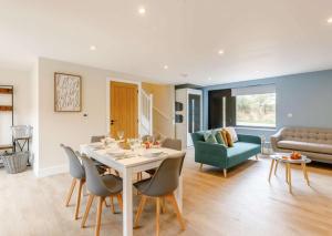 ein Esszimmer und ein Wohnzimmer mit Tisch und Stühlen in der Unterkunft Fully Accessible-Disabled Adapted-Hot Tub-Pets in Alcester