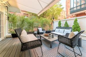 a patio with chairs and a couch and a table at Espectacular piso de lujo 360 m2 en Madrid, excelente ubicación, muy cerca del Palacio Real in Madrid