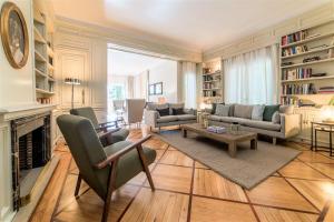 a living room filled with furniture and a fireplace at Espectacular piso de lujo 360 m2 en Madrid, excelente ubicación, muy cerca del Palacio Real in Madrid