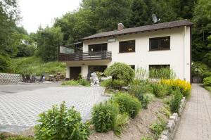 una casa con un jardín delante de ella en Pension-Werdohl, en Werdohl