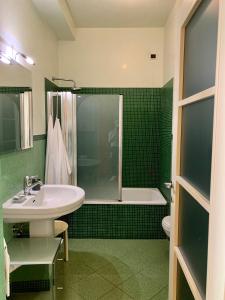 a bathroom with a sink and a tub and a toilet at Residence Corte della Vittoria in Parma