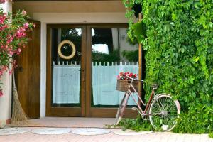 una bicicleta estacionada frente a una puerta con flores en La Pintura, en Trevi