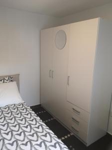 - une chambre avec une armoire blanche et un lit dans l'établissement Minilägenhet, à Göteborg