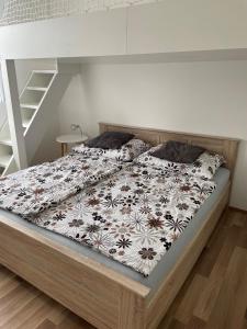 A bed or beds in a room at Apartmán Studnice na Vysočině