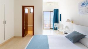 1 dormitorio con 1 cama y 1 habitación con balcón en Hotel Sicania, en Cullera