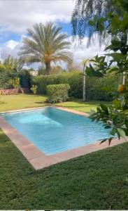 una piscina en el patio de una casa en VILLA 186 AGADIR, en Islane