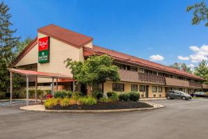 a front view of a hotel with a parking lot at HomeTowne Studios by Red Roof Princeton - Ewing/ Lawrenceville in Trenton