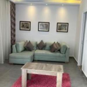 - un salon avec un canapé et une table basse dans l'établissement Golden Lake Marina Hotel, à El Alamein