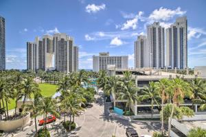 vistas a una ciudad con palmeras y edificios en Sunny Isles Resort Condo Less Than Half-Mi to Beach!, en Miami Beach