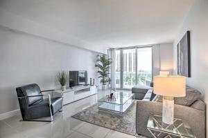 sala de estar con sofá y TV en Sunny Isles Resort Condo Less Than Half-Mi to Beach!, en Miami Beach