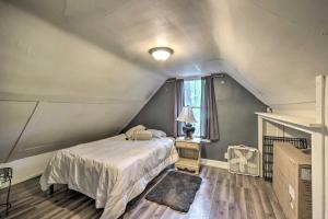 sypialnia na poddaszu z łóżkiem i oknem w obiekcie St Croix Falls Remote Retreat Pet Friendly! w mieście Saint Croix Falls